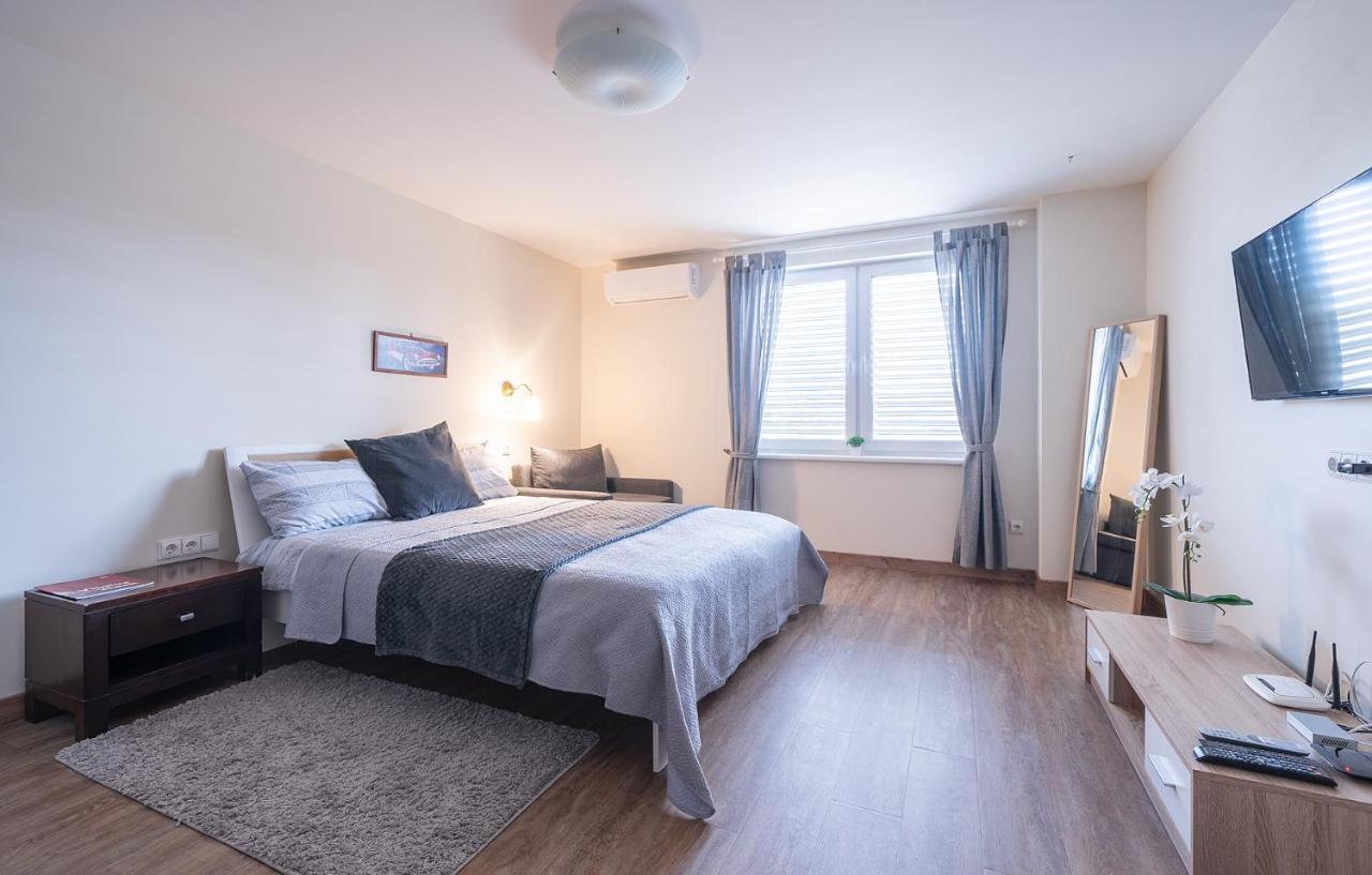 Gyneju Self Check-In Apartments VNO Esterno foto
